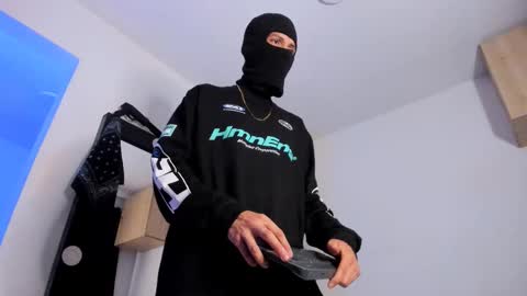   online show from 15, 10, 2025