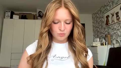 Snapshot of sandramidgett chatting on 4, 8, 2026 Ellie online show from 4, 8, 2026