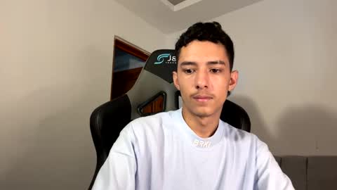 Snapshot of santi_twink19 chatting on 7, 1, 2025 santi_twink19 online show from 7, 1, 2025