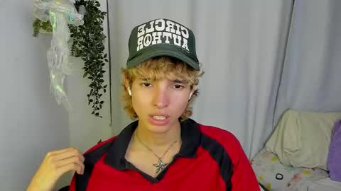 Snapshot of santy_kitty chatting on 6, 10, 2025 kitty online show from 6, 10, 2025