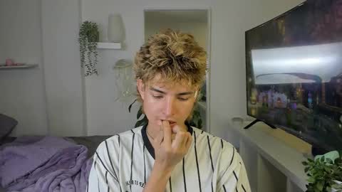 Snapshot of santy_kitty chatting on 8, 11, 2025 kitty online show from 8, 11, 2025