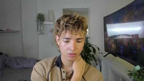 Snapshot of santy_kitty chatting on 9, 11, 2025 kitty online show from 9, 11, 2025