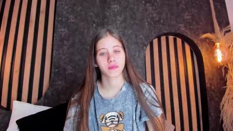 sara__jones_ online show from 2, 1, 2025