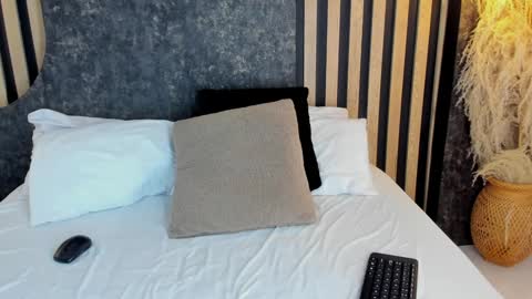 sara__jones_ online show from 24, 1, 2025