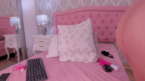 Snapshot of sara__williams chatting on 8, 1, 2025 Sara online show from 8, 1, 2025