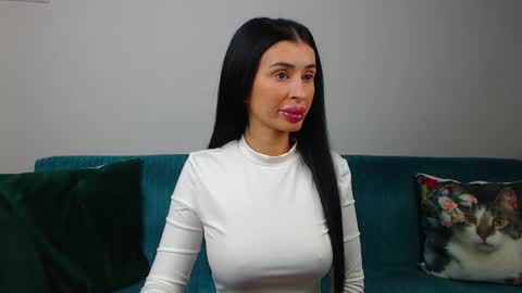 Snapshot of sara_daisy chatting on 4, 10, 2025 Im Sara I am happy to be here  online show from 4, 10, 2025