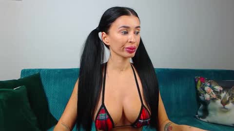 Snapshot of sara_daisy chatting on 10, 10, 2025 Im Sara I am happy to be here  online show from 10, 10, 2025