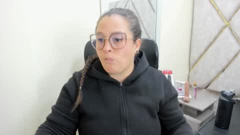 sara_thonson_ online show from 10, 5, 2026