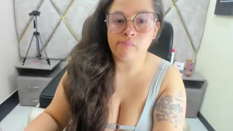 sara_thonson_ online show from 13, 5, 2026