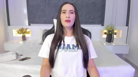 Snapshot of saragomez_1 chatting on 1, 11, 2025 Sara Gomez online show from 1, 11, 2025