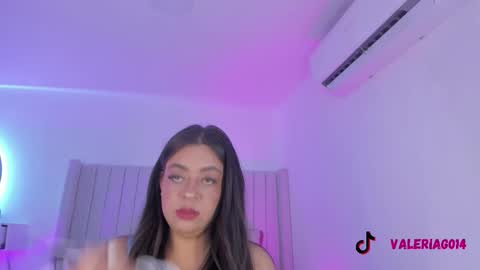 Sarah Bonneth online show from 17, 11, 2025