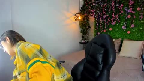 Sarah Deyvis online show from 4, 12, 2025