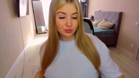 Snapshot of sarahmils chatting on 23, 3, 2026 Sarah online show from 23, 3, 2026