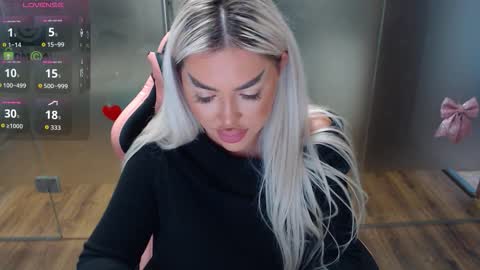 Snapshot of sarahstone_ chatting on 30, 10, 2025 Sarah online show from 30, 10, 2025