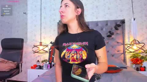 Sara Jonnes online show from 26, 10, 2025