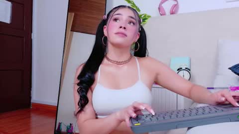 Snapshot of saritabratz chatting on 7, 10, 2025 Sara online show from 7, 10, 2025