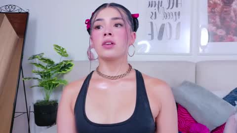 Snapshot of saritabratz chatting on 8, 10, 2025 Sara online show from 8, 10, 2025