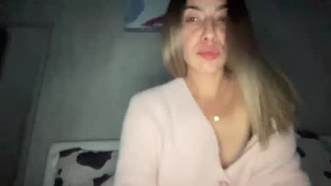 Snapshot of sarrah_rossy chatting on 12, 10, 2025 Sarrah online show from 12, 10, 2025