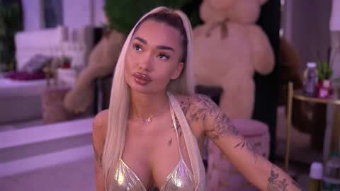 Snapshot of sashaferrera chatting on 11, 9, 2025 Dennise online show from 11, 9, 2025