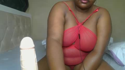 Snapshot of sassie_bee chatting on 2, 12, 2024 sassie_bee online show from 2, 12, 2024