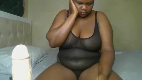 Snapshot of sassie_bee chatting on 11, 12, 2024 sassie_bee online show from 11, 12, 2024