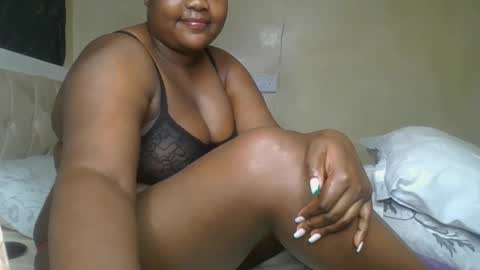 Snapshot of sassie_bee chatting on 13, 12, 2024 sassie_bee online show from 13, 12, 2024