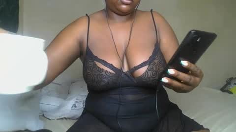 Snapshot of sassie_bee chatting on 15, 12, 2024 sassie_bee online show from 15, 12, 2024