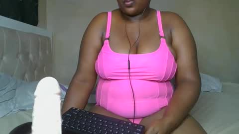 Snapshot of sassie_bee chatting on 25, 2, 2025 sassie_bee online show from 25, 2, 2025
