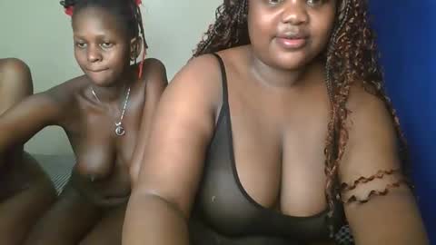 Snapshot of sassie_bee chatting on 13, 9, 2025 sassie_bee online show from 13, 9, 2025