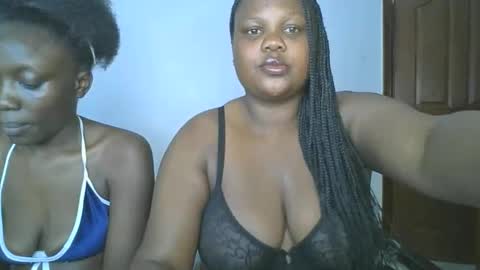 Snapshot of sassie_bee chatting on 26, 10, 2025 sassie_bee online show from 26, 10, 2025