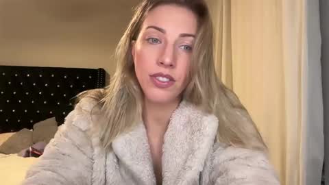 Snapshot of sassysophie333 chatting on 5, 2, 2025 MazyMay333 online show from 5, 2, 2025