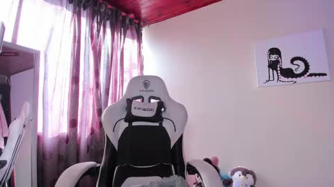    im expecting 300 thumbs up on my altar online show from 20, 2, 2025