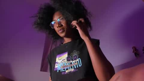 Snapshot of saturno_vibes chatting on 8, 10, 2025 saturno_vibes online show from 8, 10, 2025