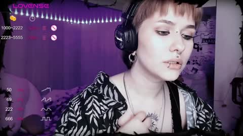 pronoun she. name Mary. age 21. online show from 3, 2, 2025