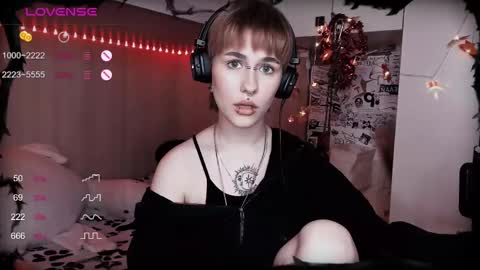 pronoun she. name Mary. age 21. online show from 16, 2, 2025