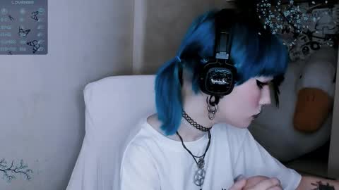 pronoun she. name Mary. age 21. online show from 3, 11, 2025