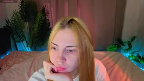 Kira  GMT 7 Mon Thu-Sun  0800am-0200pm  online show from 9, 5, 2026