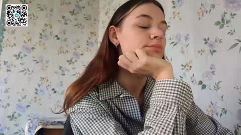 Snapshot of scarlet1flowers chatting on 18, 10, 2025 Kira online show from 18, 10, 2025