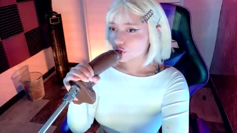 Snapshot of scarlet_gold chatting on 6, 11, 2025 scarlet_gold online show from 6, 11, 2025