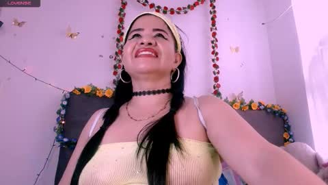 Snapshot of scarlethh_hott chatting on 1, 2, 2026 scarlethh hott online show from 1, 2, 2026