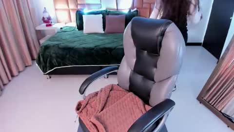 Snapshot of scarlett__cooper__ chatting on 17, 12, 2025 Scarlett online show from 17, 12, 2025