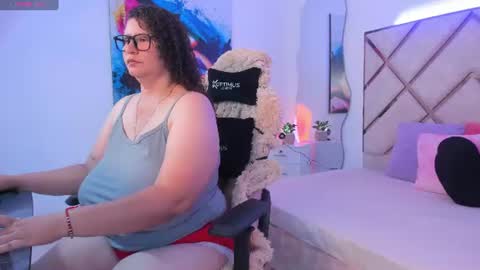 Snapshot of scarlett_moo chatting on 25, 6, 2026 vanessa online show from 25, 6, 2026