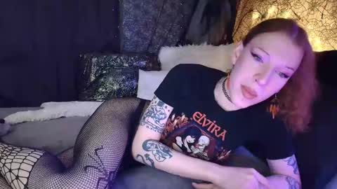 Sarah Bones online show from 3, 2, 2025
