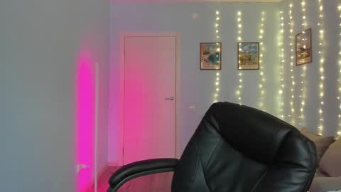 Thomas brunette and Alex blond online show from 9, 1, 2025