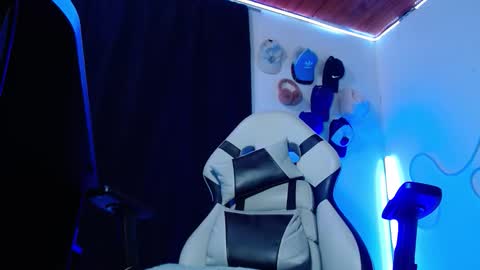 Snapshot of sebastian_025 chatting on 15, 12, 2025 Sebastian online show from 15, 12, 2025