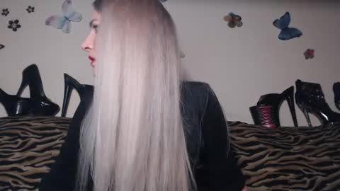 Snapshot of secoiya chatting on 18, 11, 2025 Emily online show from 18, 11, 2025