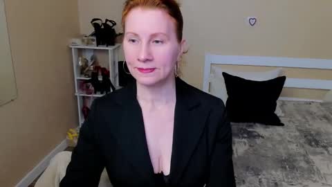 Snapshot of seductive_foxy_ chatting on 2, 10, 2025 seductive_foxy_ online show from 2, 10, 2025