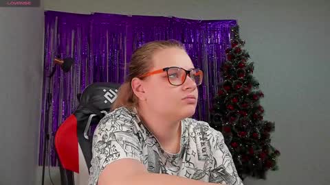 seductive_she_wolf online show from 6, 12, 2024