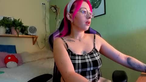 Snapshot of sejmet_5 chatting on 16, 11, 2025 Yeyis online show from 16, 11, 2025