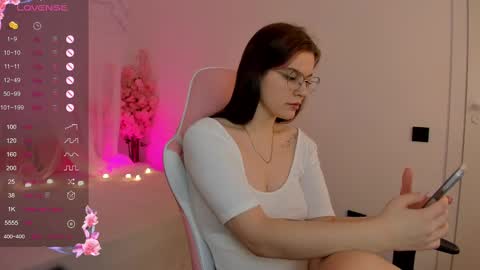 Snapshot of selena_vee chatting on 8, 3, 2025 July online show from 8, 3, 2025
